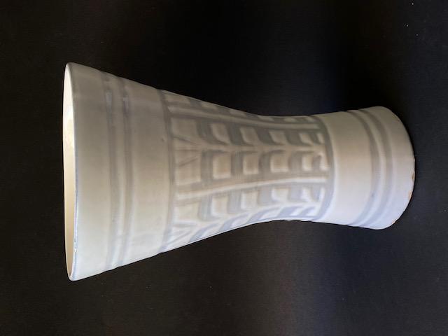 Roger CAPRON (1922-2006) Vase de forme diabolo en: Roger CAPRON (1922-2006) Vase de forme diabolo en faïence émaillée blanc Signé dessous H : 25 cm (Eclats à la base)