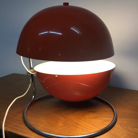 Alain Richard, Edition Disderot, vers 1960 Lampe à: Alain Richard, Edition Disderot, vers 1960 Lampe à double cache-ampoules semi sphérique en métal laqué reposant sur un piétement en métal chromé. 33 x 26 cm *