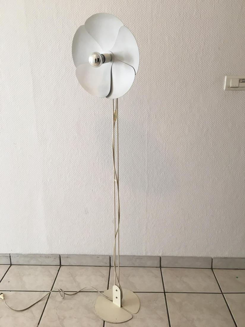 Olivier Mourgue, Edition Disderot, vers 1965 Lampadaire: Olivier Mourgue, Edition Disderot, vers 1965 Lampadaire à réflecteur figurant une fleur mobile sur un piétement en métal chromé à réception circulaire. 1