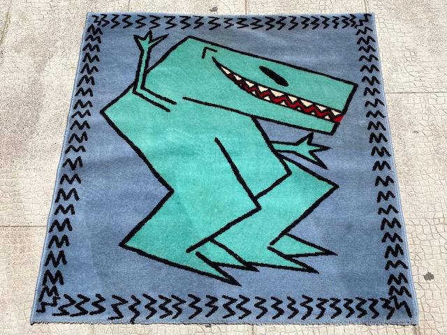Hervé DI ROSA (1959) - Pour Axis Le crocodile: Hervé DI ROSA (1959) - Pour Axis Le crocodile Tapis mécanique de forme carrée représentant un crocodile sur fond bleu/gris 119 x 119 cm