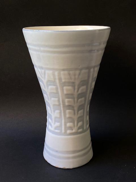 Roger CAPRON (1922-2006)Vase de forme diabolo en: Roger CAPRON (1922-2006)Vase de forme diabolo en faïence émaillée blancSigné dessousH : 25 cm (Eclats à la base)