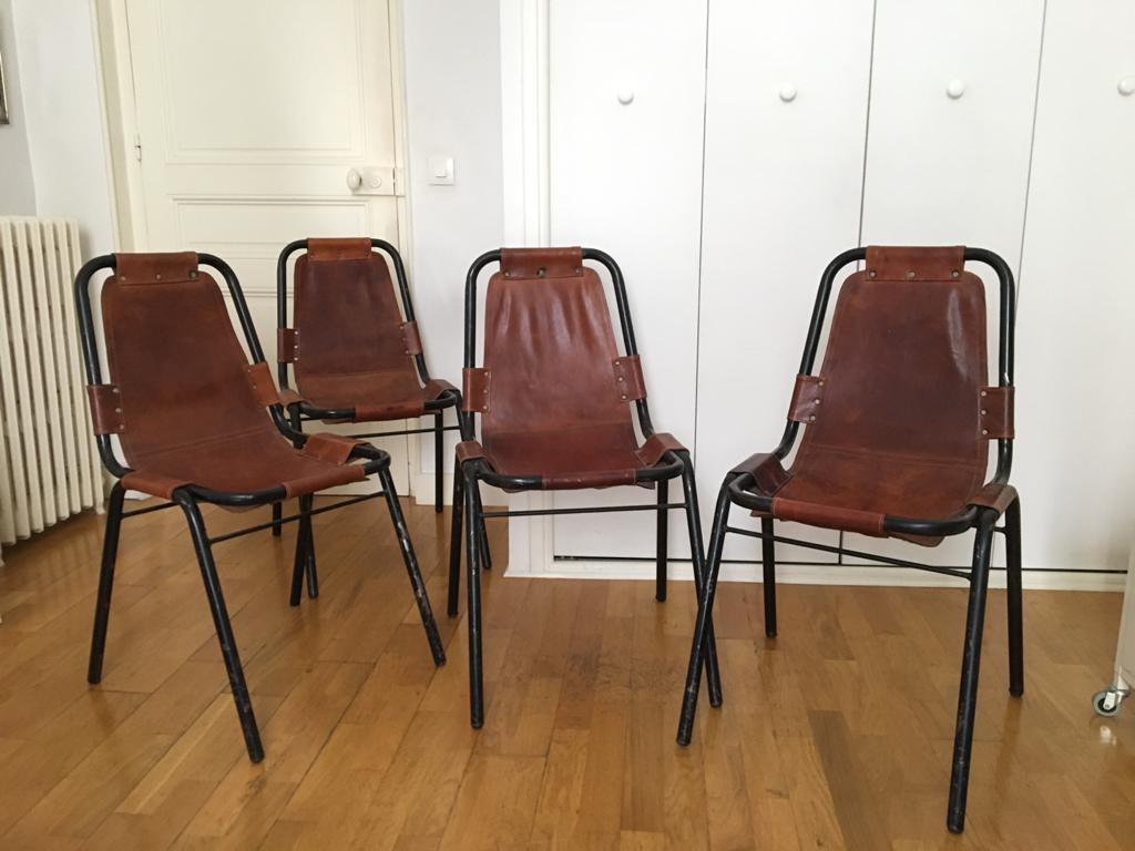 Suite de 4 chaises dit "Les arcs" à structure en: Suite de 4 chaises dit "Les arcs" à structure en métal tubulaire Note : Modèle choisi par Charlotte PERRIAND pour l’aménagement de la cité « Les Arcs 