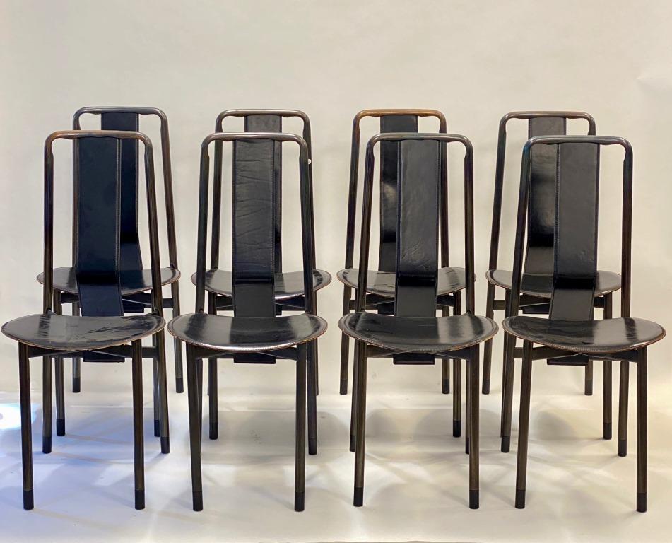 Achille CASTIGLIONI (1918-2002) Suite de huit chaises: Achille CASTIGLIONI (1918-2002) Suite de huit chaises modèle IRMA en acier, assise et dossier garnis de cuir noir - 1979 H : 91 cm