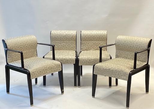 Ching Wing LO (1954) - Editeur GIORGETTI - Vers 1995: Ching Wing LO (1954) - Editeur GIORGETTI - Vers 1995 Ensemble comprenant une paire de fauteuils et une paire de chaises en bois noirci et bagues de pieds en métal argenté. Garniture du si