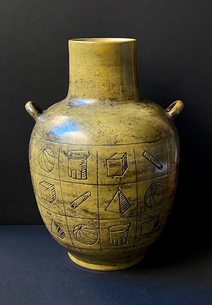 Jacques BLIN (1920-1995) Vase amphore en faïence: Jacques BLIN (1920-1995) Vase amphore en faïence ocre jaune à décor incisé de formes géométriques H : 32 cm