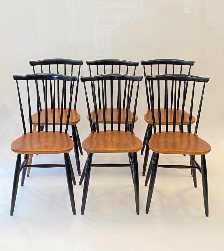 Ilmari TAPIOVAARA, dans le goût de Suite de 6: Ilmari TAPIOVAARA, dans le goût de Suite de 6 chaises en chêne et bois laqué noir 85 x 40 x 43 cm