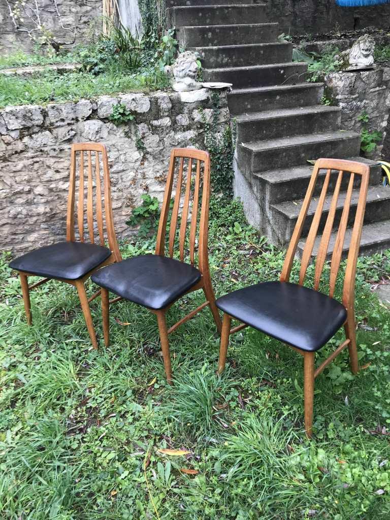 Niels KOFOED, édition Koefoeds Mobelfabrik (vers: Niels KOFOED, édition Koefoeds Mobelfabrik (vers 1960) Suite de 3 chaises modèle Eva en bois profilé et skaï noir. 96 x 48 x 42 cm * Vendu sur désignation