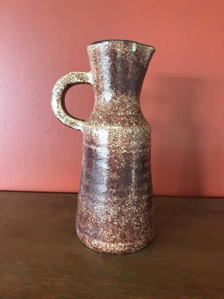 Accolay (vers 1970) Pichet en terre chamottée. H: Accolay (vers 1970) Pichet en terre chamottée. H : 29 cm * Vendu sur désignation