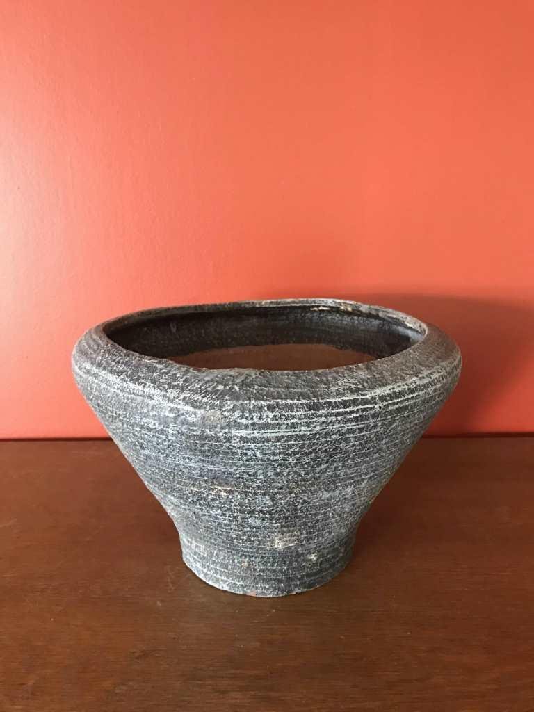 Accolay (vers 1970) Cache-pot à décor de: Accolay (vers 1970) Cache-pot à décor de cercles dans les tons bleu et noir. 17 x 27 cm * Vendu sur désignation