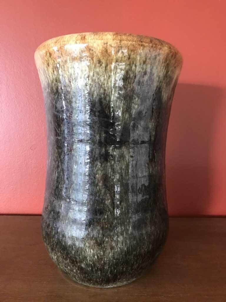 Accolay (vers 1970) Grand vase en céramique é: Accolay (vers 1970) Grand vase en céramique émaillée dans les tons noir et jaune. Signé. H : 30 cm) * Vendu sur désignation