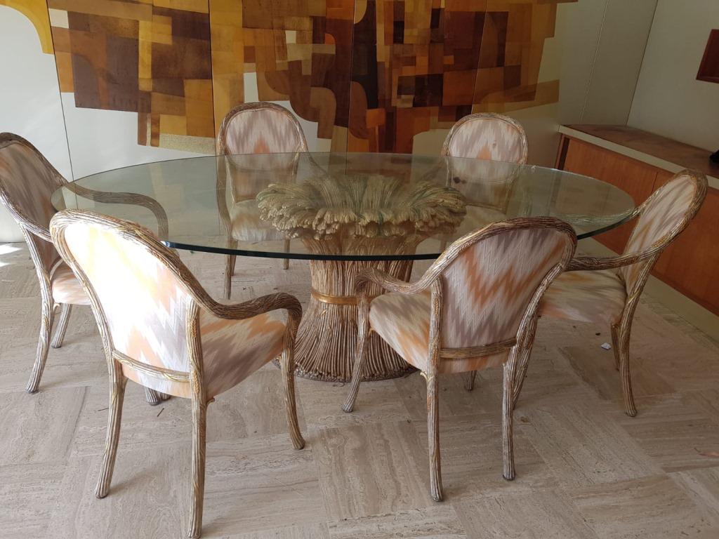 Ensemble de salle à manger comprenant une table: Ensemble de salle à manger comprenant une table à plateau en verre ovale et 6 chaises en bois sculpté à décor d'épis de blé Table : 75 x 230 x 130 cm