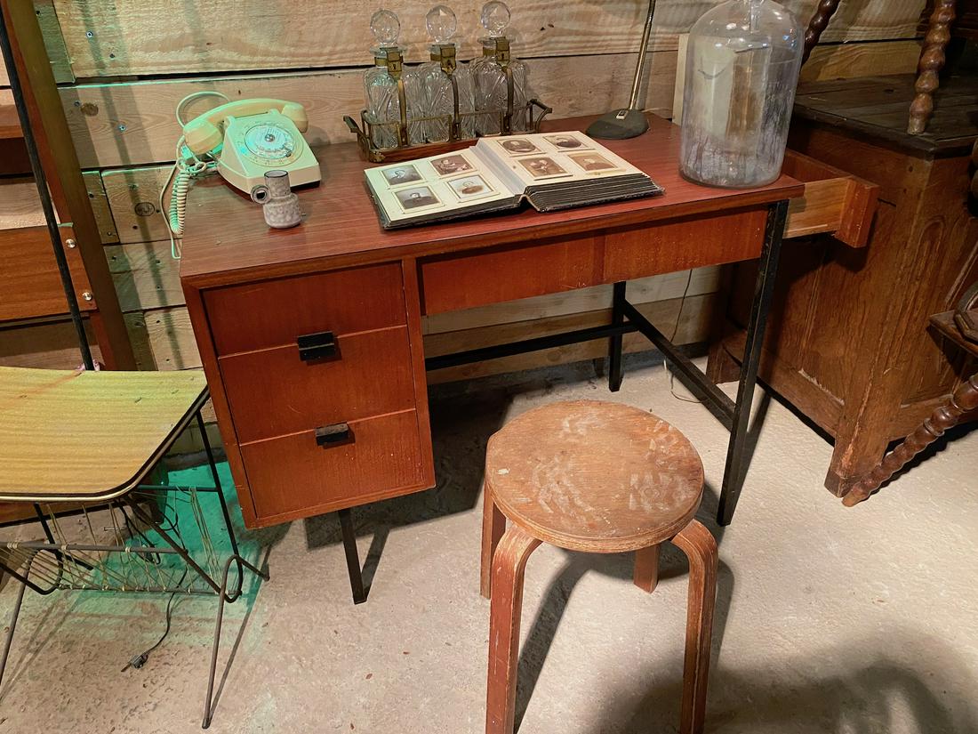 Jacques HITIER (1917-1999) Bureau modèle «: Jacques HITIER (1917-1999) Bureau modèle « Multitable » - création 1958 Bois de placage et métal noir 76 x 98 x 57 cm Vendu sur désignation Exposition : Salon d