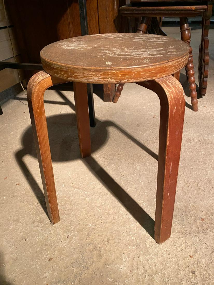 Alvar AALTO (1898-1976) Tabouret modèle E60 en: Alvar AALTO (1898-1976) Tabouret modèle E60 en boulot assemblé Création 1933, vers 1970 H : 56 ; D : 33 cm * Vendu sur désignation