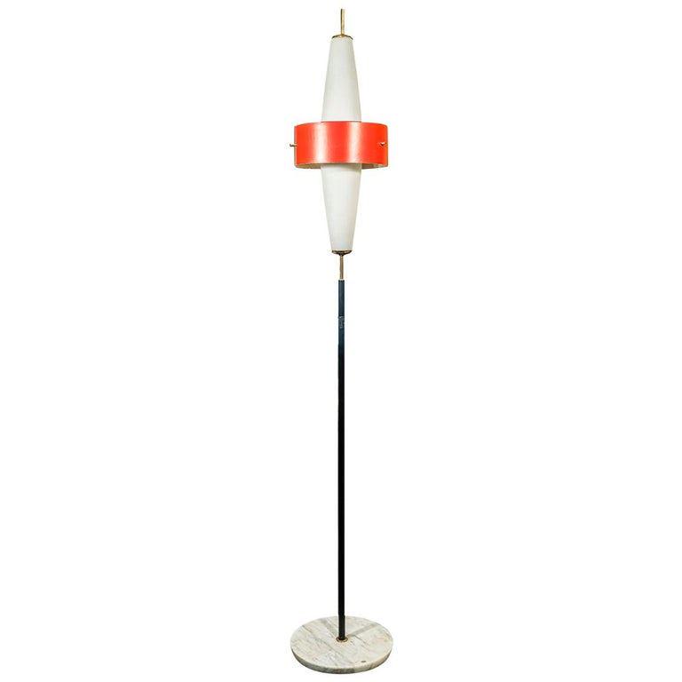 Angelo BROTTO (1914-2002)Lampadaire en laiton, tô: Angelo BROTTO (1914-2002)Lampadaire en laiton, tôle laquée rouge et verre opalin blancEdition ESPERIA H : 208 ; D : 37 cm* Vendu sur désignation (disponible à l’étude ap