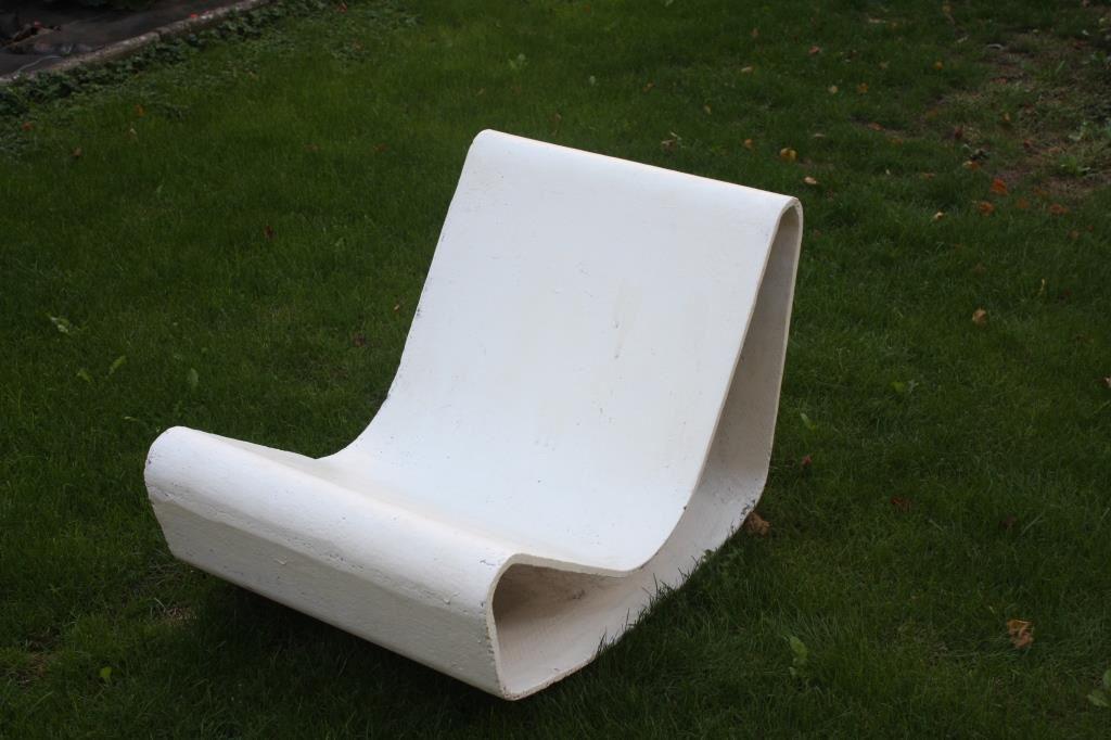 Willy GUHL (1915-2004) - Edition Eternit AG - Vers: Willy GUHL (1915-2004) - Edition Eternit AG - Vers 1955Chauffeuse en fibrociment modèle Loop54 x 55 x 76 cm*Vendu sur désignation