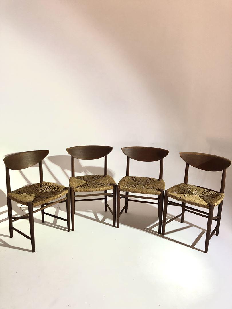 Peter HVIDT & Orla MOLGAARD-NIELSEN (XX-XXI) - Vers: Peter HVIDT & Orla MOLGAARD-NIELSEN (XX-XXI) - Vers 1960Suite de quatre chaises en teck et paille tressée*Vendu sur désignation