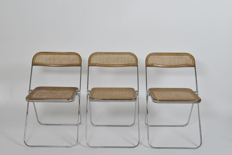 Giancarlo PIRETTI (1940) - Edition Castelli - Vers: Giancarlo PIRETTI (1940) - Edition Castelli - Vers 1970Suite de trois chaises modèle Plia en bois, cannage et métal chromé 43 x 47 x 50 cm*Vendu sur désignation
