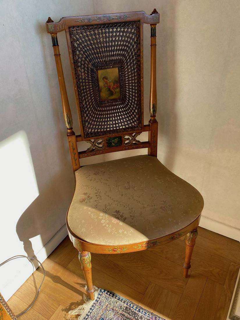 Salon en bois de satin et cannage à décor peint: Salon en bois de satin et cannage à décor peint comprenant une banquette, deux chaises et deux fauteuils Travail anglais de style George III, XIXe siècle Accidents au cannage