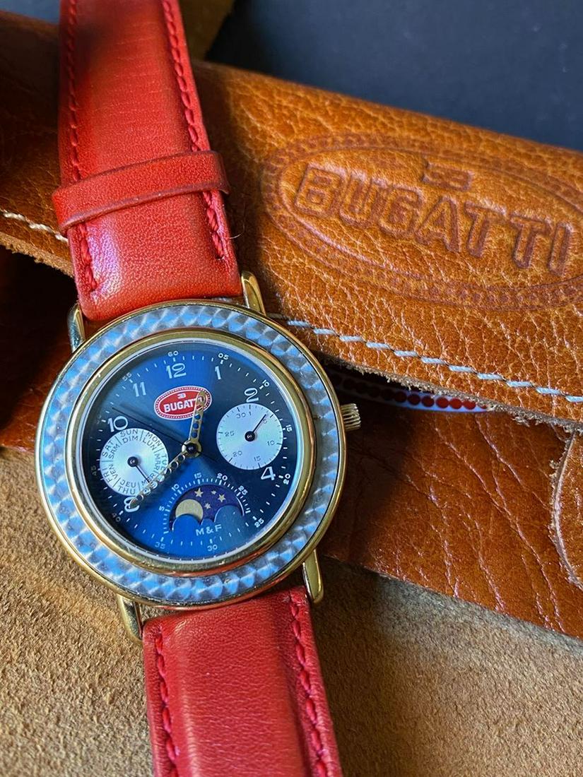 BUGATTI Ensemble composé d'une montre de poignet homme: BUGATTI Ensemble composé d'une montre de poignet homme en métal doré munie de deux compteurs et phases de lune Mouvement à quartz Et d'une paire de boutons de manchette en argent anglais P: 45,9 g
