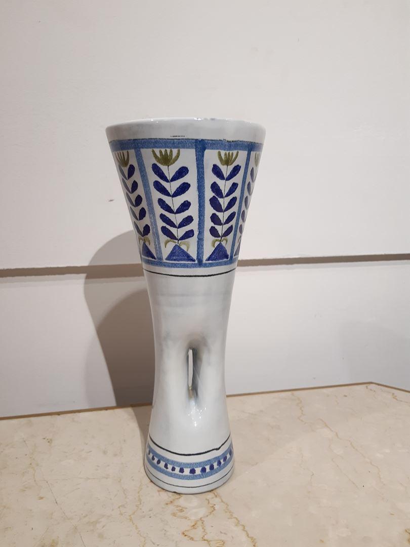 Roger CAPRON (1922-2006), Vallauris: Vase cornet à décor de fleurs (très léger éclat sur la base). 32 x 12 cm * Vendu sur désignation