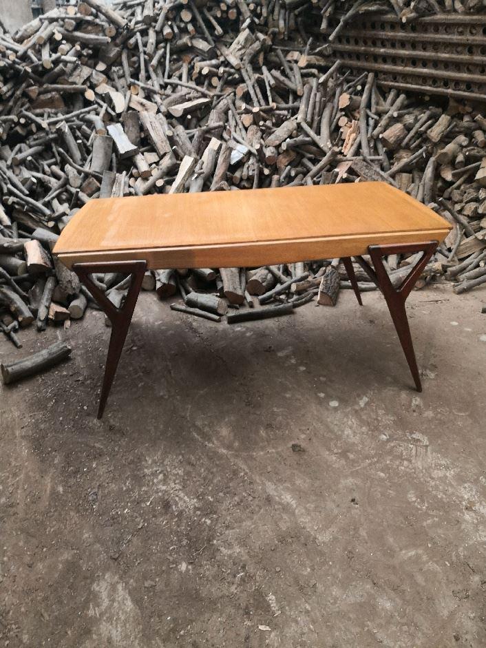 Louis PAOLOZZI (XX), Edition René Godfroid (vers: Table de salle à manger en placage de bois clair et bois profilé verni à plateau rectangulaire sur quatre pieds obliques profilés (deux allonges). 74 x 156 x 94 cm * Vendu sur d