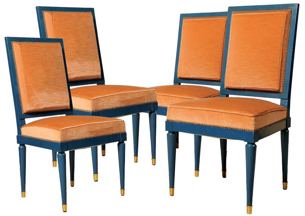 MAISON JANSEN, vers 1965: Suite de quatre chaises en bois laqué bleu-roi, laiton et garniture en velours orange 96,5 x 49 x 47 cm (état d’usage)