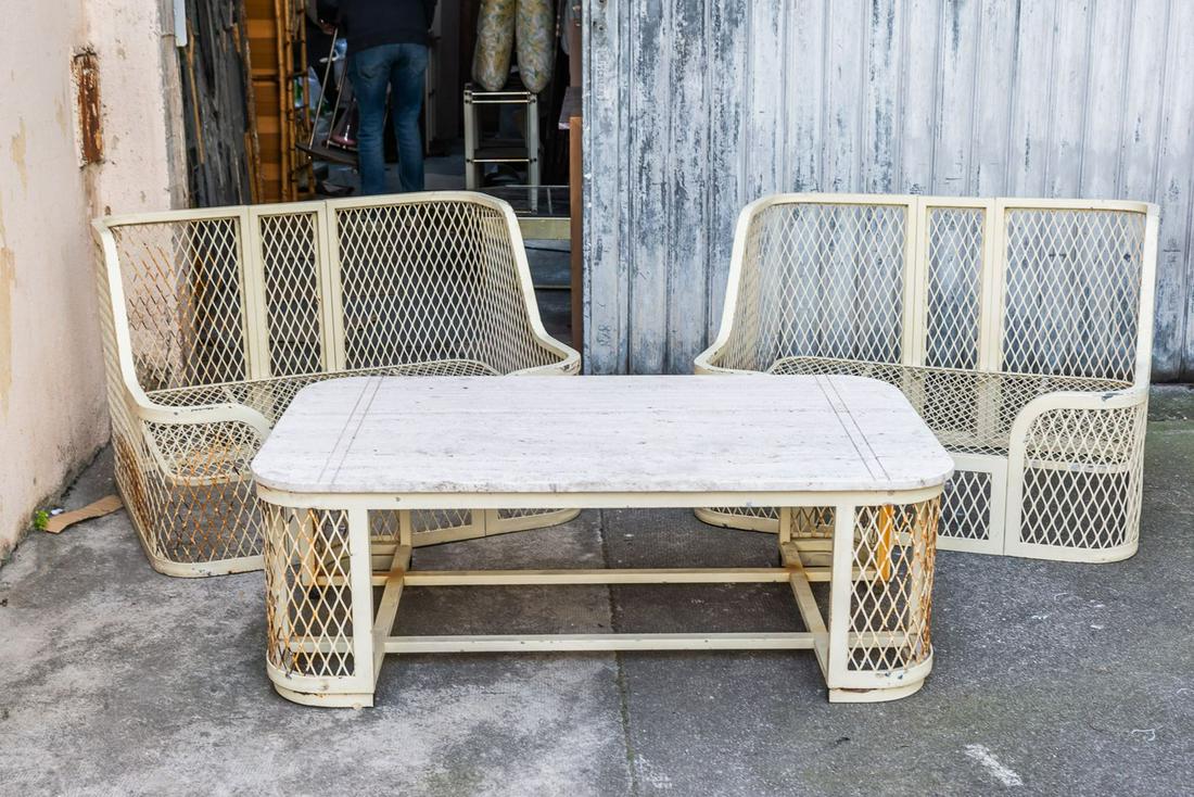 Salon en métal laqué blanc avec parties en: 46 x 67 x 84 (fauteuils) / 123 x 40 x 72 cm (table) Oxydation * Vendu sur désignation (disponible à l’étude après la vente sans frais supplémentaires)