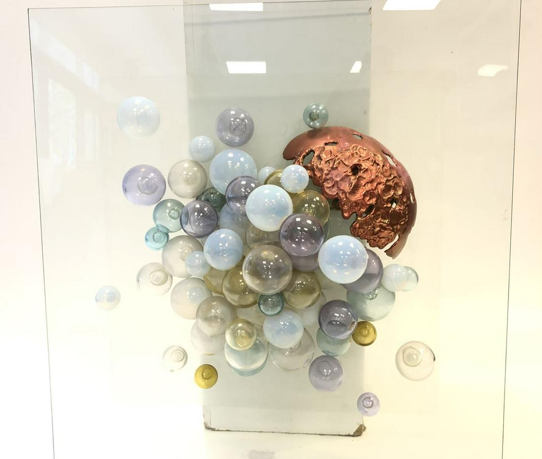 Angelo BROTTO (1914-2002) - Edition ESPERIA - Vers 1975: Panneau lumineux en verre de forme carrée à décor de bulles de verre soufflé et de laiton sculpté symbolisant des fonds marin Signé en bas à gauche 80 x 80 cm