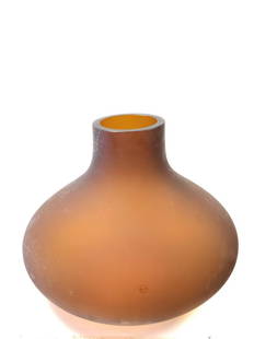 SALVIATI - Venise - créé par NIGEL COATES -: Important Vase, modèle FIESOLANI, en verre de Murano teinté ambre satiné à corps renflé. Signé et daté dessous, Etiquette sur le côté. 31 x 40 cm Dans sa