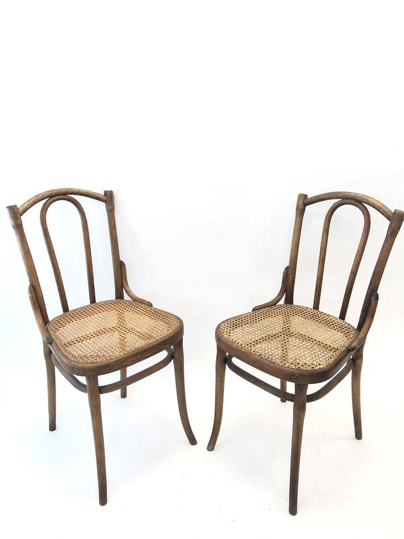 THONET: Paire de chaises en bois tourné et assise cannée Estampillé dessous H : 87 cm