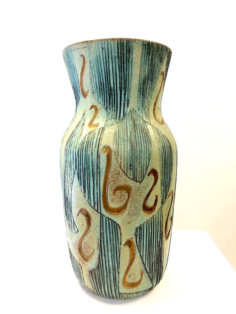 ACCOLAY: Vase en grès vert et bleu à décor de scarifications cuivrées Signé dessous 32 x 14 cm
