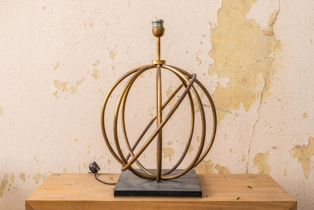 Lampe de forme sphérique ajourée en fer (1 of 4)