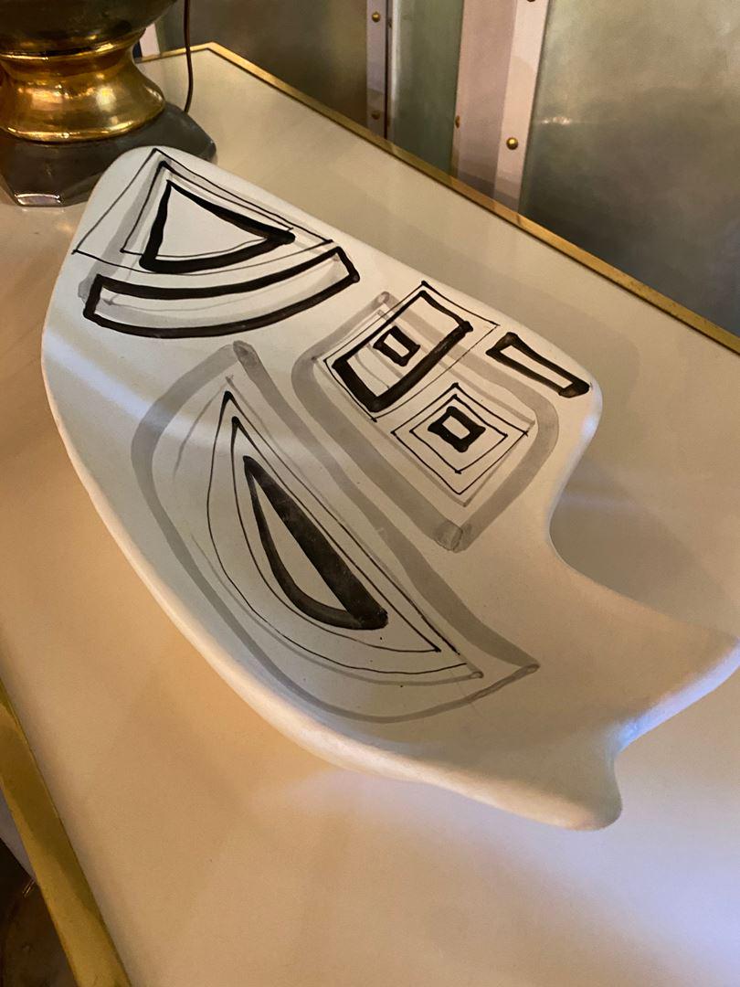 Roger CAPRON (1922-2006) - Vallauris: Important plat en faïence à décor géométrique Signé dessous 51 x 28 x 12 cm (restauration) * Vendu sur désignation (disponible à l’étude après l