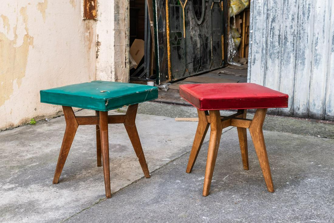 Paire de tabourets à structure en bois garnis de (1 of 5)