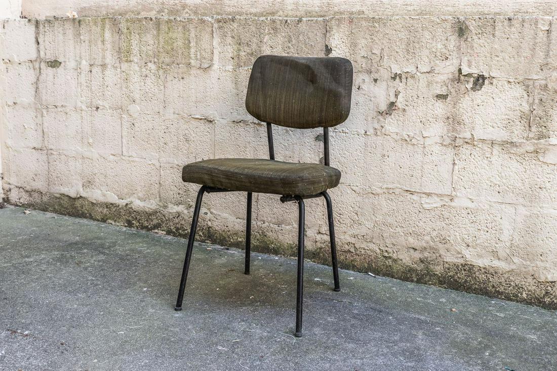 Travail français des années 1950: Série de six chaises à structure en métal tubulaire laqué noir et garniture de tissu. 81 x 46 x 46 cm (à restaurer) * Vendu sur désignation (disponible à l’