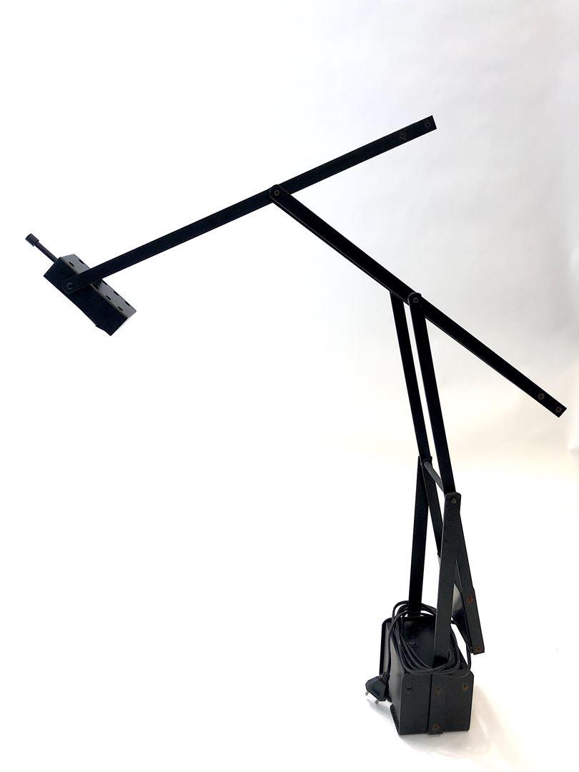 Richard SAPPER (1932-2015) - édition Artemide -: Lampe modèle Tizio à géométrie variable en métal laqué noir sur piètement cylindrique amovible 63 x 75 cm
