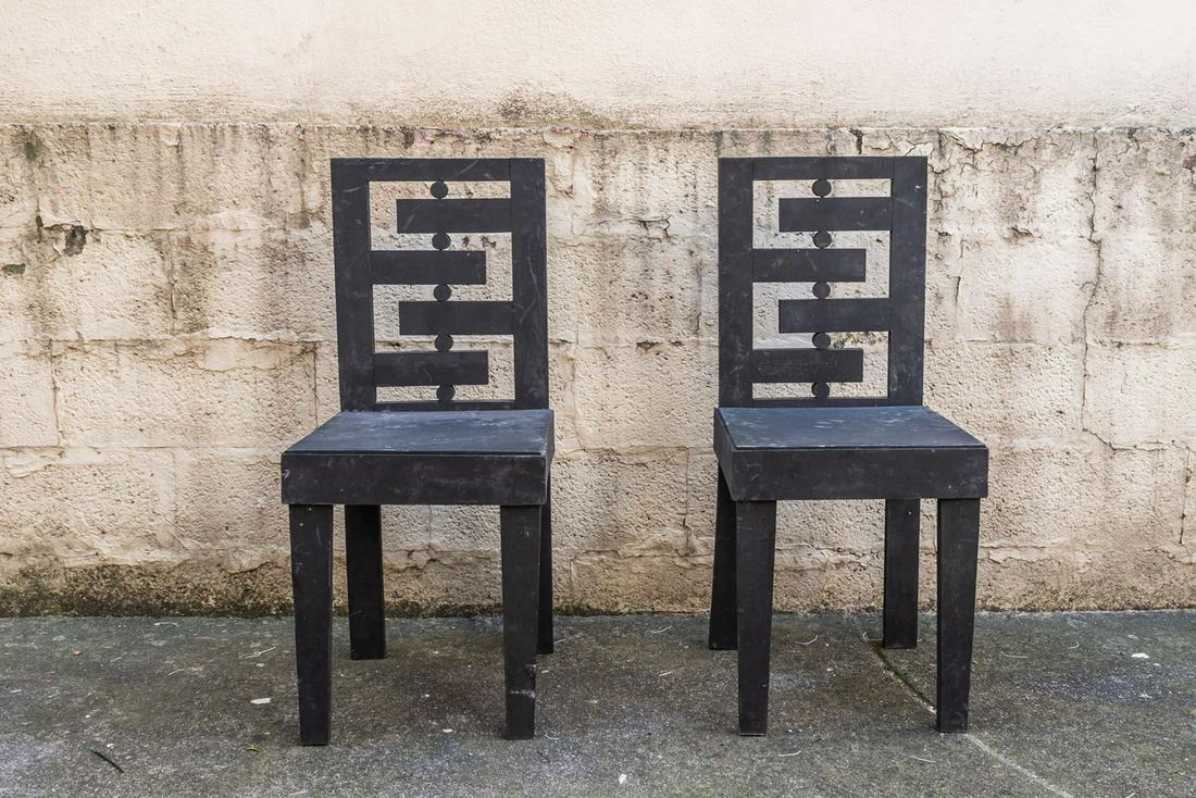 Suite de huit chaises en bois noirci de style: Vers 1960