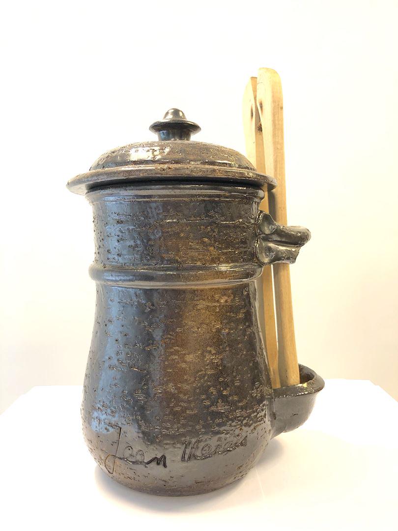 Jean MARAIS (1913-1998): Pot à cornichon en terre chamotée Signé en bas H : 22,5 cm
