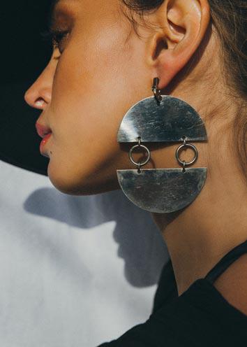 Claude MOMIRON (1939)  Paire de clips d’oreilles (1 of 1)