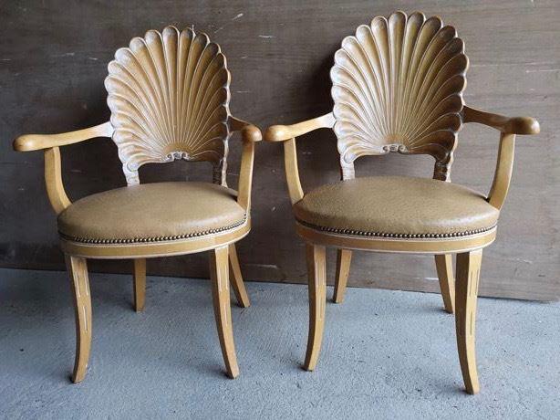 André GROULT (1884-1966) Paire de fauteuils à: André GROULT (1884-1966) Paire de fauteuils à dossier coquillage. H : 98 cm Bibliographie : F.Marcilhac, André Groult, Paris, 1997, p. 226, planche n°1 * Vendu sur désignation