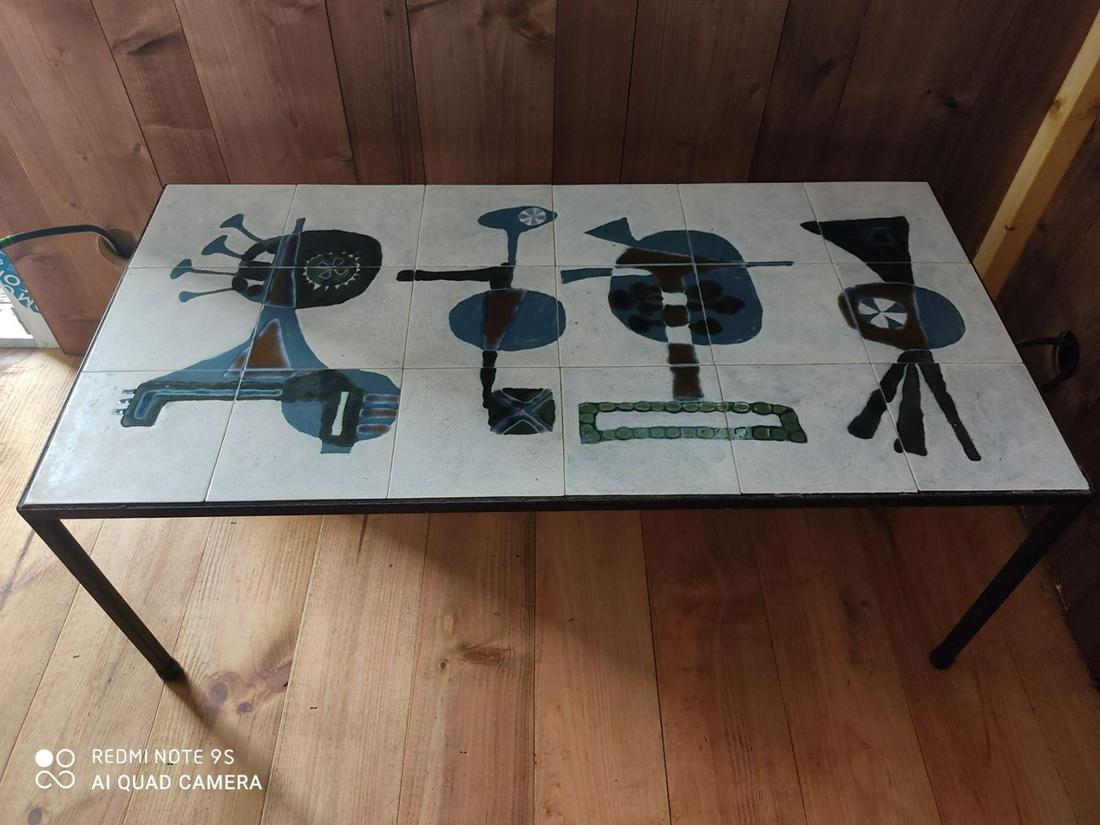 Vera Szekely et André Borderie (dans le goût: Vera Szekely et André Borderie (dans le goût de ) vers 1950.Intéressante table basse en céramique et métal à décor abstrait dans les tons vert , bleu et noir dégagés sur fond gris pâle34,5 x