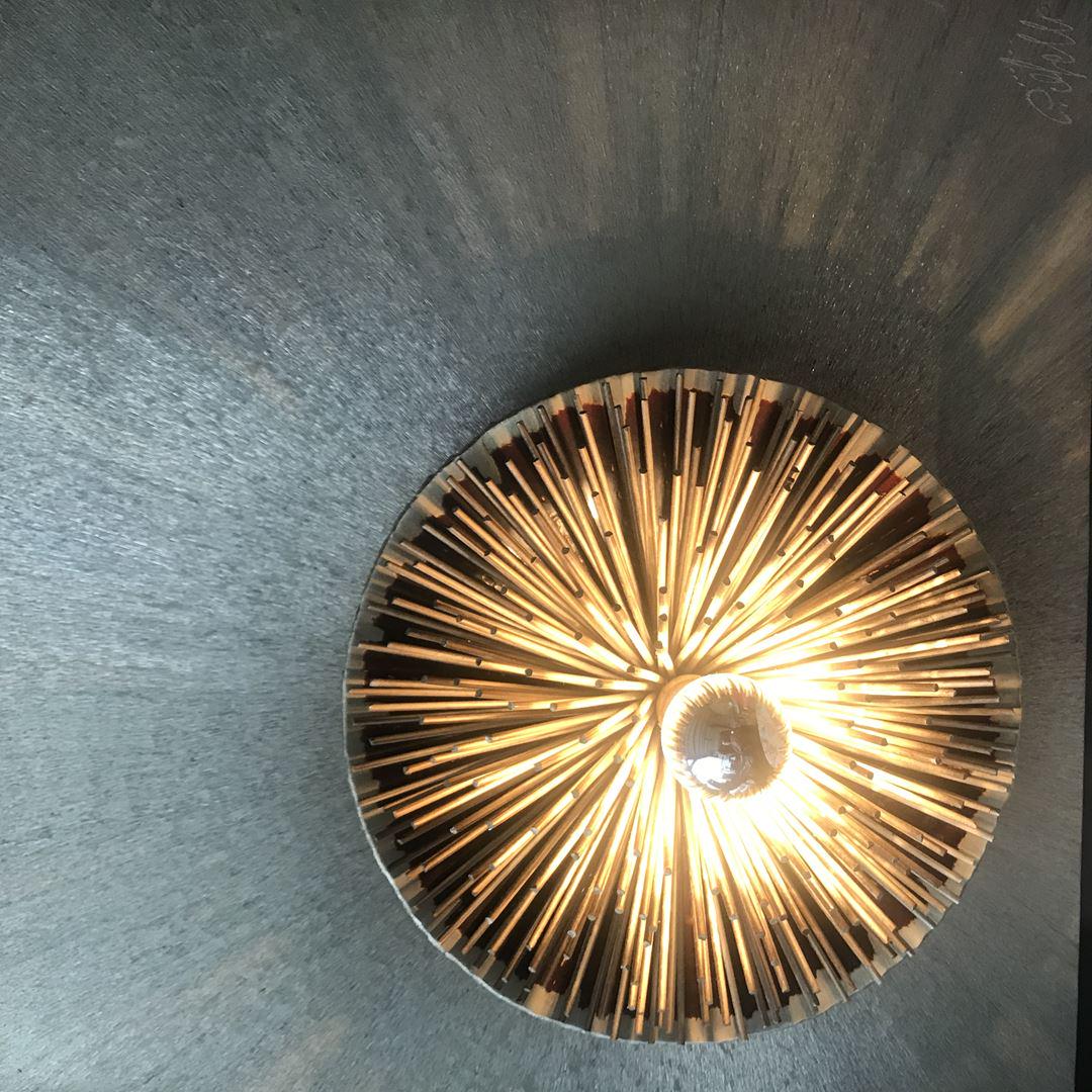 Otello CIULLINI (XX) - Édition Studio ET à: Otello CIULLINI (XX) - Édition Studio ET à Viareggo Rare applique / sculpture murale « Radiate » en aluminium brossé sur plateau en particules d’ébène -