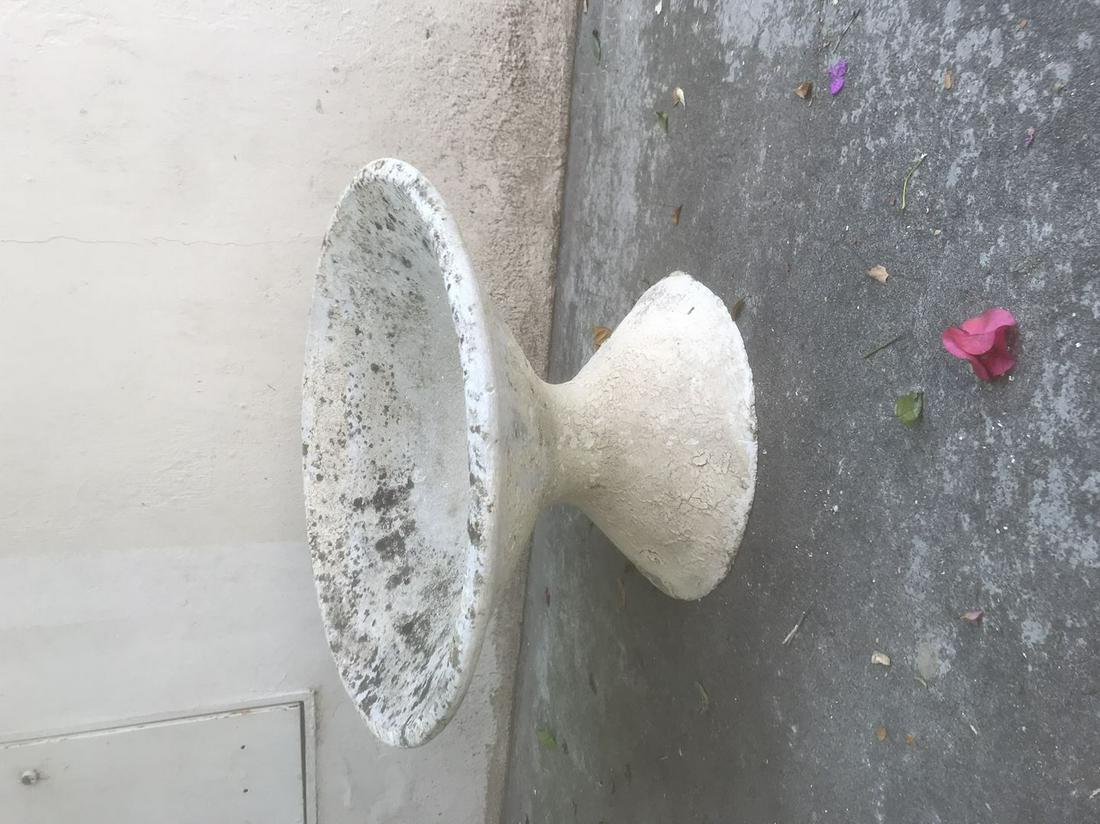 Willy GUHL (1915-2004), attribué à: Willy GUHL (1915-2004), attribué à Jardinière sur piedouche en fibrociment H : 45 ; D : 63 cm