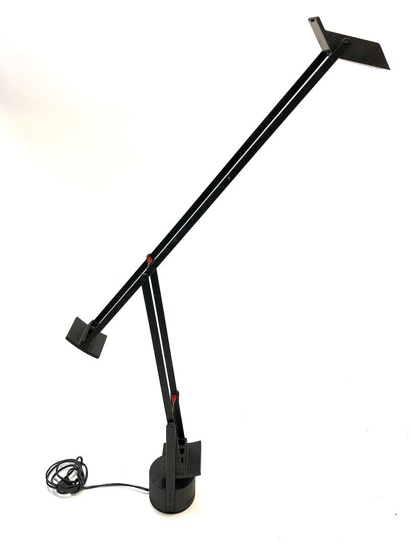 Richard SAPPER (1932-2015) - édition Artemide -: Richard SAPPER (1932-2015) - édition Artemide - 1979. Lampe modèle Tizio à géométrie variable en métal laqué noir sur piètement cylindrique amovible 63 x 75 cm