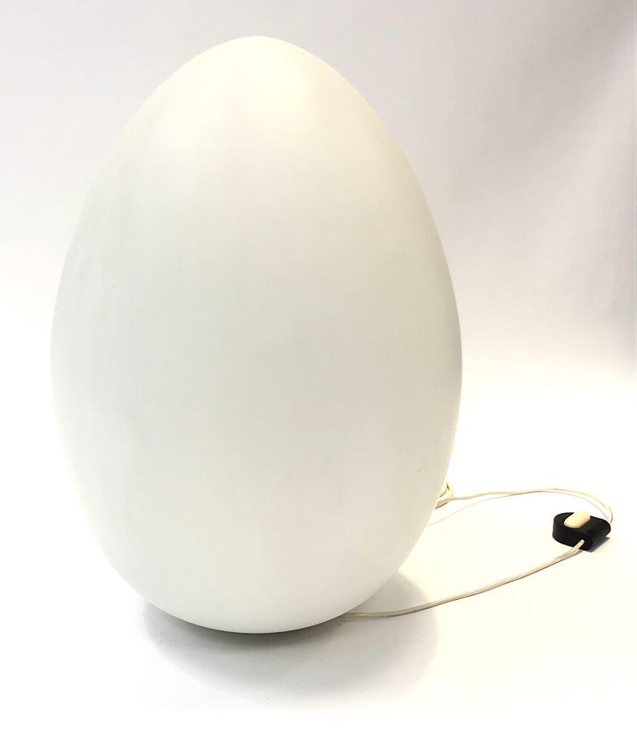 Ben SWILDENS (1938) - Édition Fontana ARTE Lampe: Ben SWILDENS (1938) - Édition Fontana ARTE Lampe à poser modèle « Uovo » en verre opalin blanc reposant sur une base circulaire en métal perforé laqué