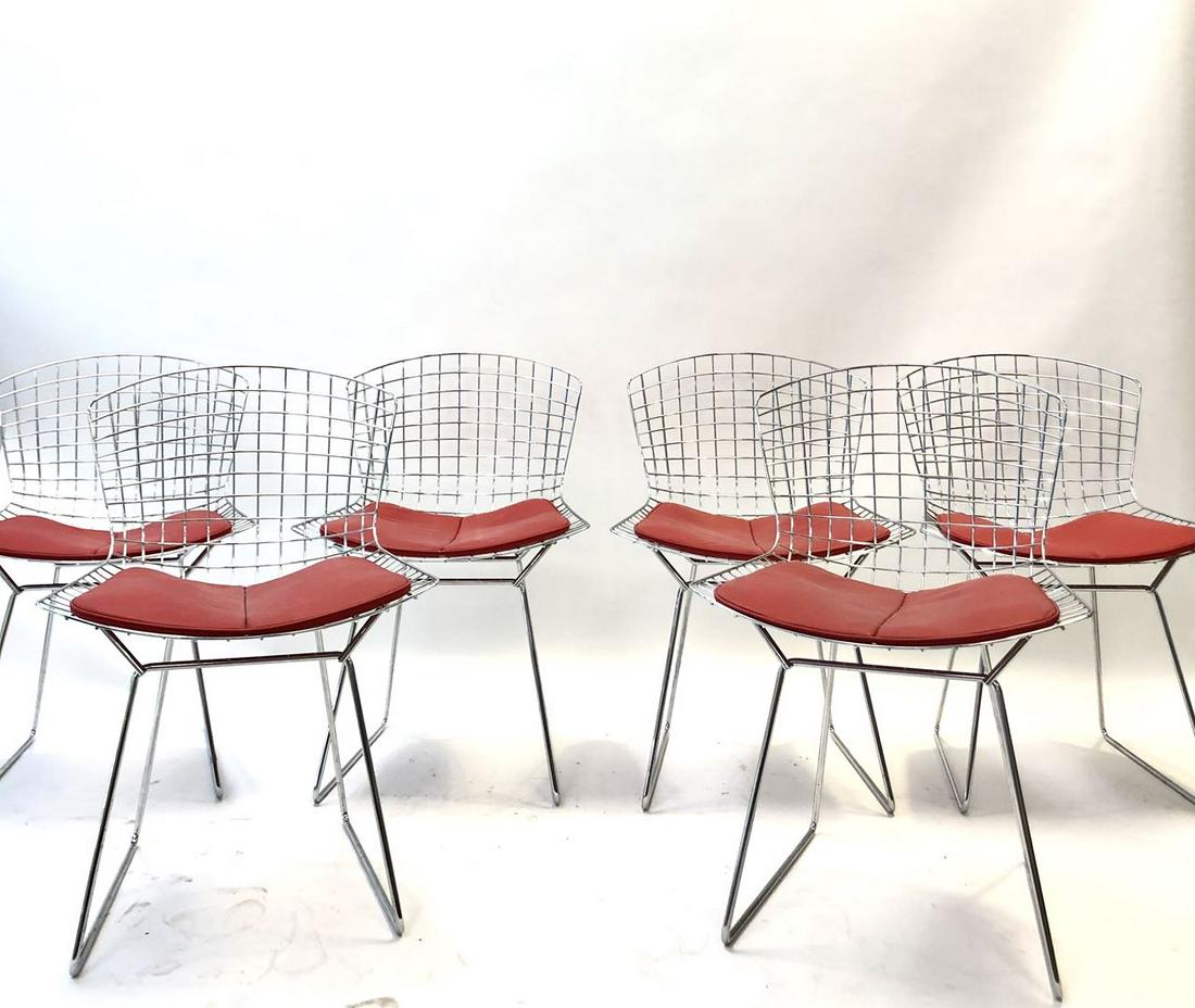 Harry BERTOIA , d'après Suite de six chaises à structur: Harry BERTOIA , d'aprèsSuite de six chaises à structure en fil d'acier chromé. Galette d'assise garnie de skaï rouge H : 77 cm