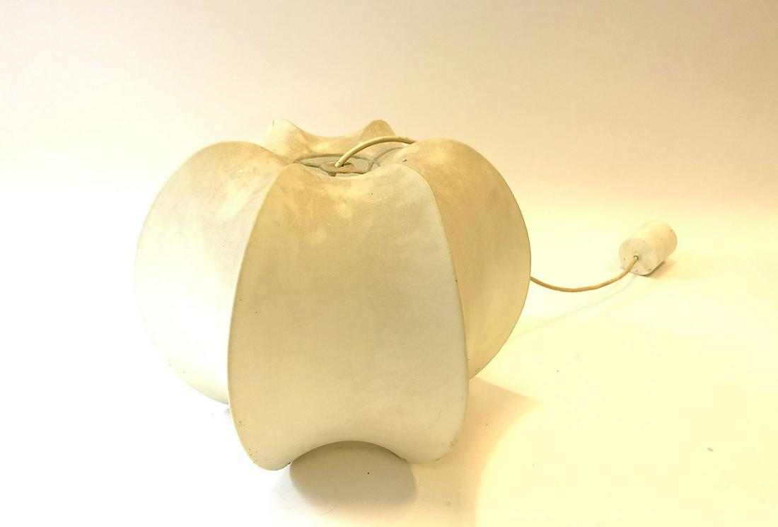 Achille & Pier Giacomo CASTIGLIONI (XX-XXI) pour FLOS: Achille & Pier Giacomo CASTIGLIONI (XX-XXI) pour FLOS Suspension avec membrane en plastique « cocoon » tendu sur structure en fil métallique. 34 x 40 x 40 cm