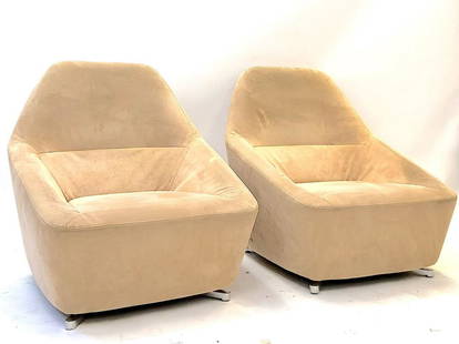François BAUCHET pour CINNA Paire de fauteuils: François BAUCHET pour CINNA Paire de fauteuils modèle Pluriel en nubuck beige rosé 90 x 88 x 80 cm