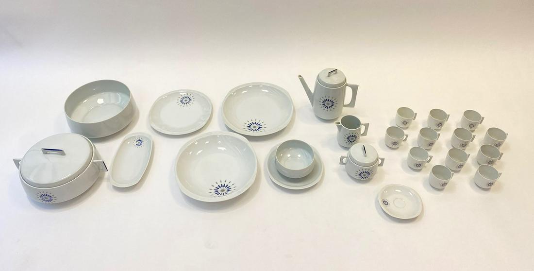 BERNARDAUD, LIMOGES Service en porcelaine à dé: BERNARDAUD, LIMOGES Service en porcelaine à décor de fleurs stylisées bleu modèle Orion comprenant 59 pièces dont 12 assiettes plates, 12 assiettes creuses, 12 assiettes à