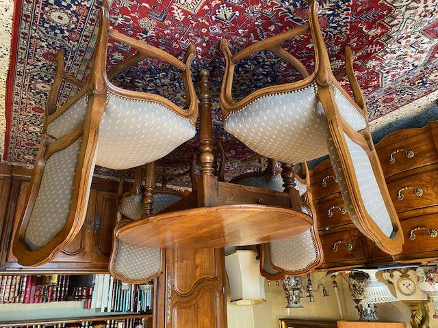 Suite de six chaises en bois mouluré. Garniture en: Suite de six chaises en bois mouluré. Garniture en coton avec broderie beige sur fond taupe.Style Louis XV